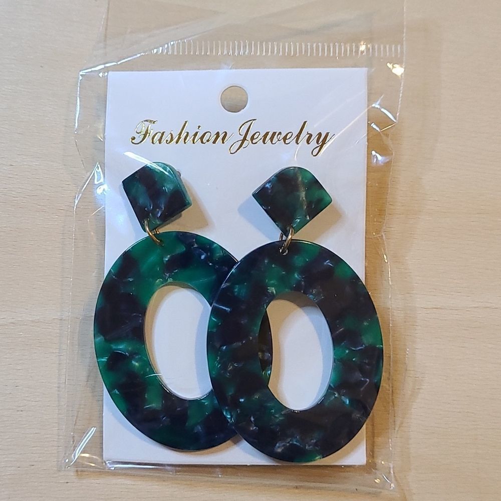 Fashion Jewelry 4 pairs of acrylic, gold plated earrings. - Picture 2 of 5